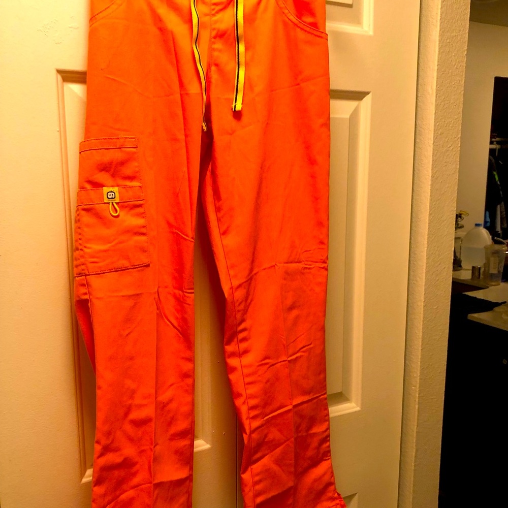 spread good cheer scrub Women’s Orange With Multi pockets Cargo pants Size XXS